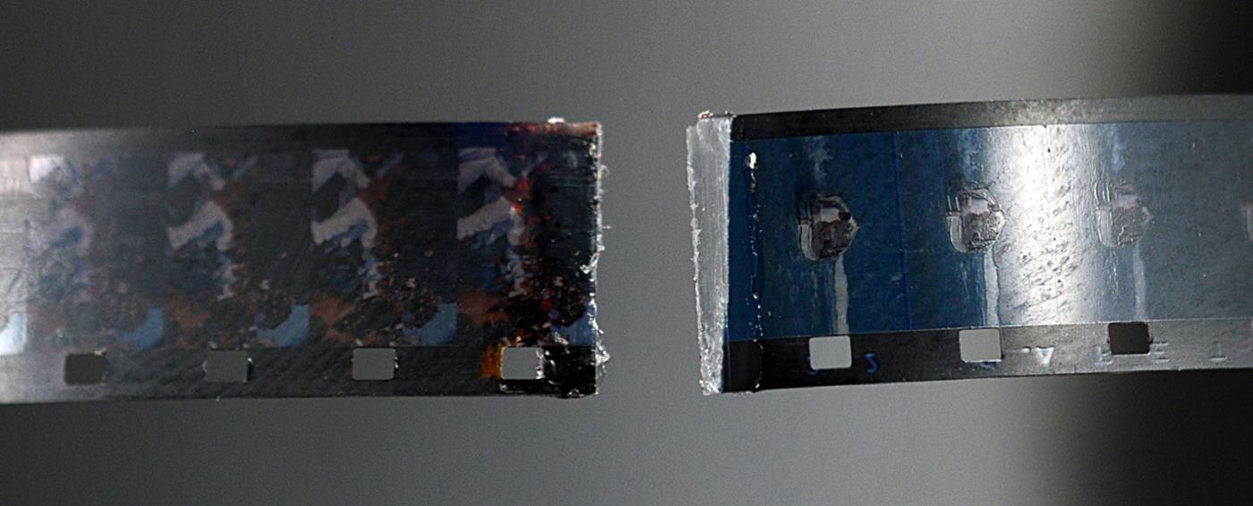 Gerissene Klebestellen verkleben wir für die Digitalisierung kostenlos. Schmalfilm mit gerissener Klebestelle.