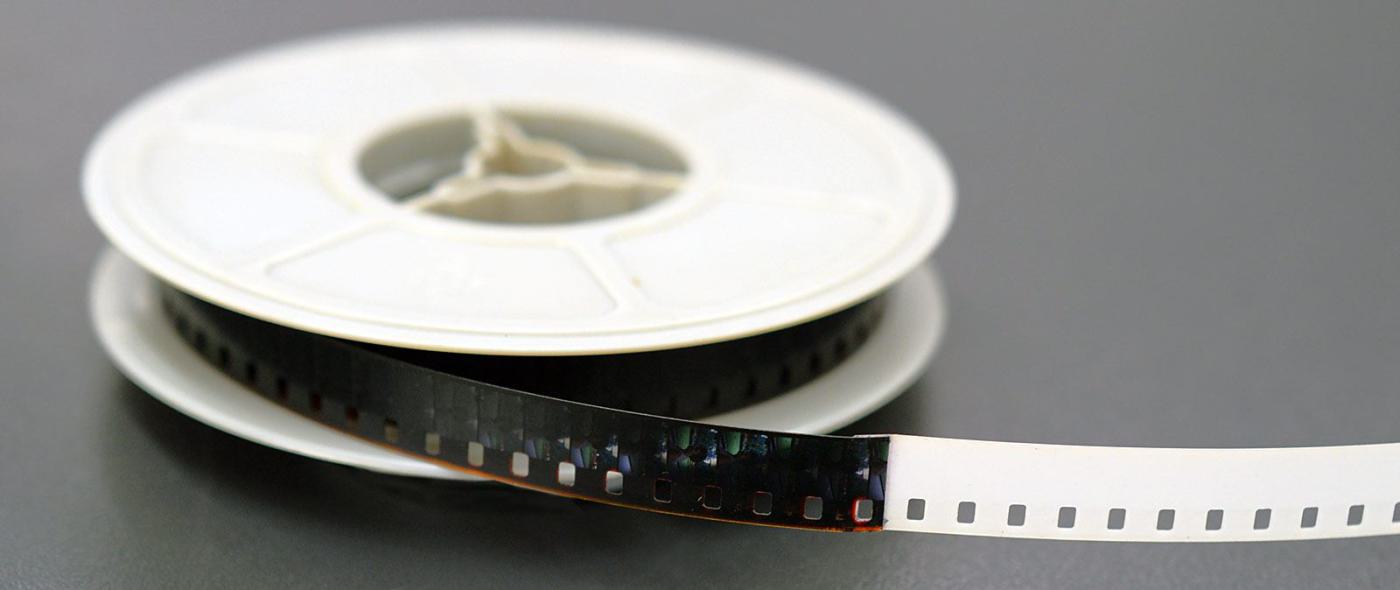 Schmalfilm "Super 8" mit angeklebten Vorspann.