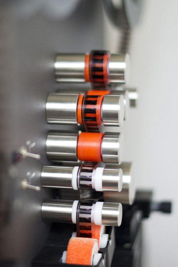 Wir reinigen alle Schmalfilme mit PTR-Rollen.